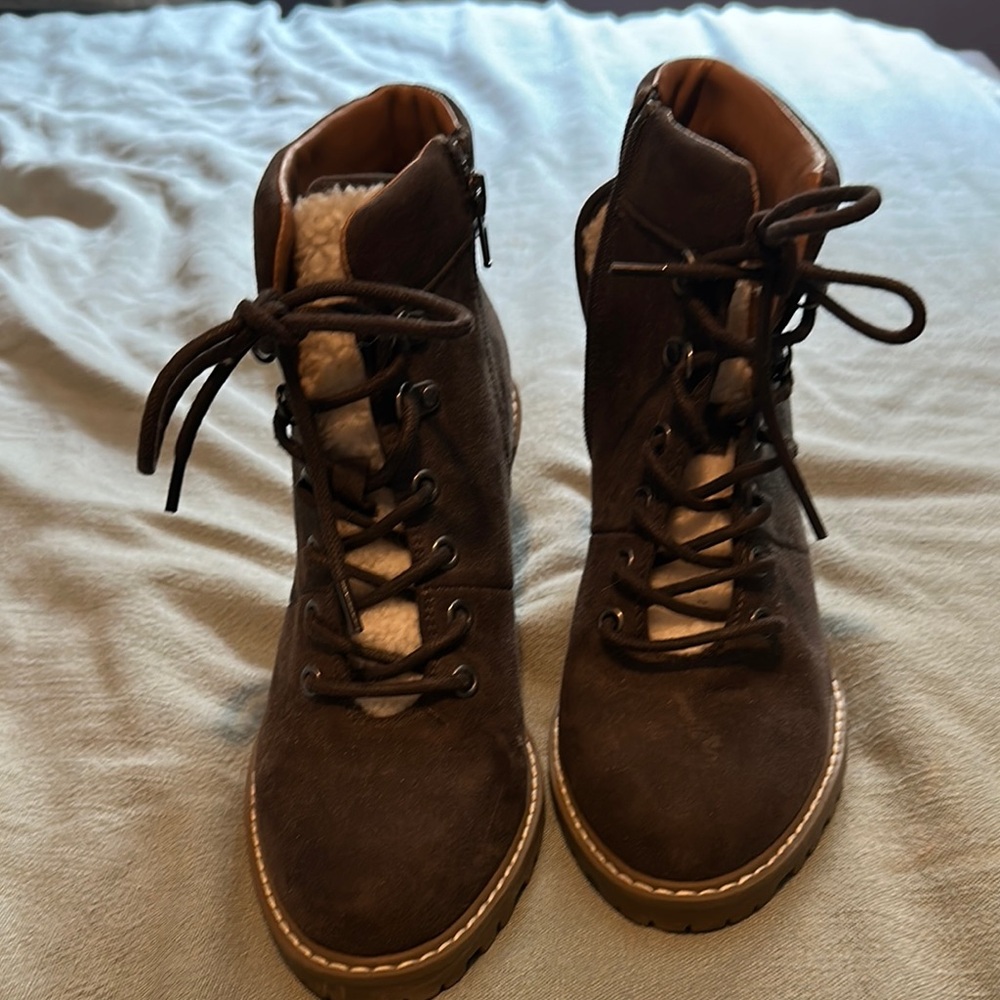 Universal Thread Brown Lace-Up Boots with Rugged Style
